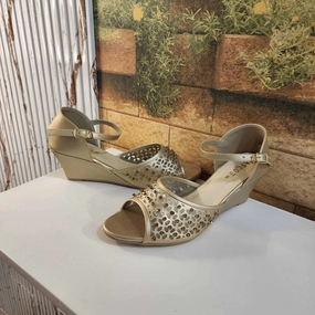 Golden Casual Sandals in Wedge Sandals For Trekking