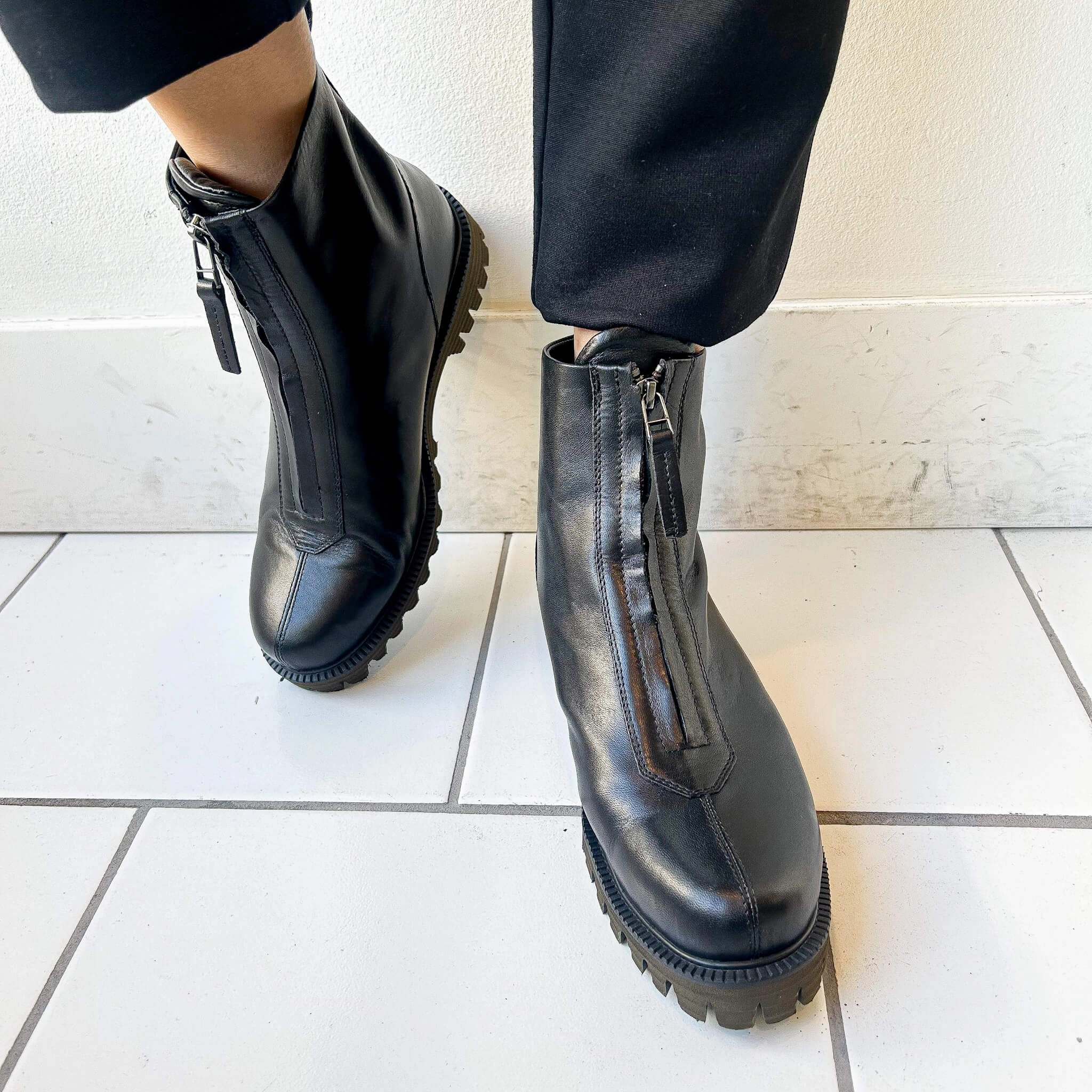 FW24 727030-2 | HAKU | Yuko Imanishi  Jeep Ankle Boots