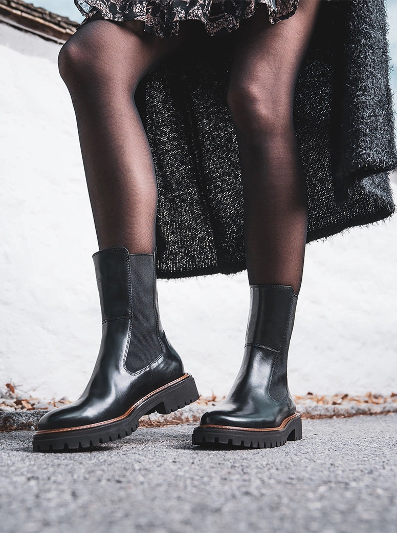 Lauder black Split Toe Chelsea Boots