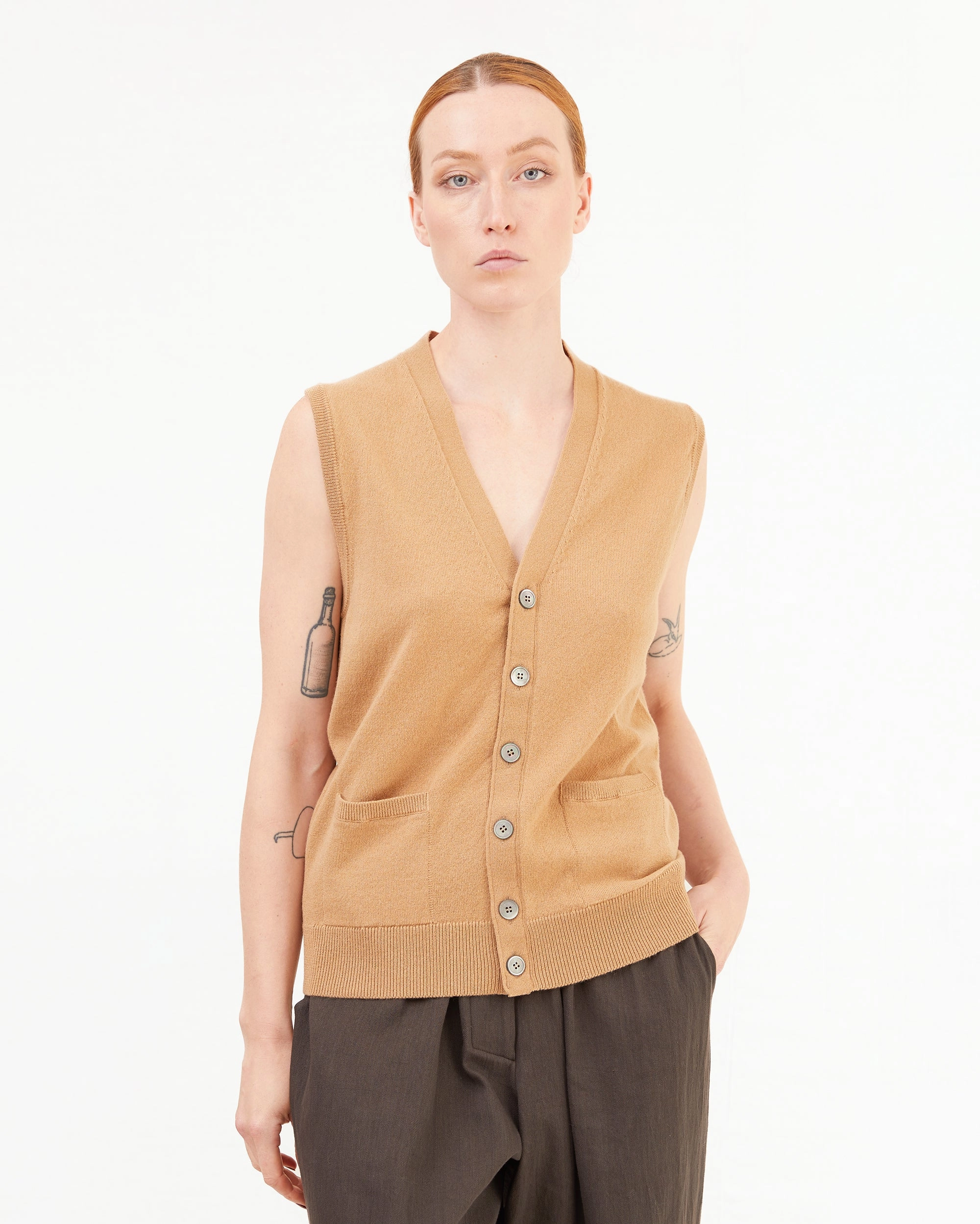 Blocking Knitwear McGeorge Wool/Cashmere V-Neck Waistcoat in Tortilla
