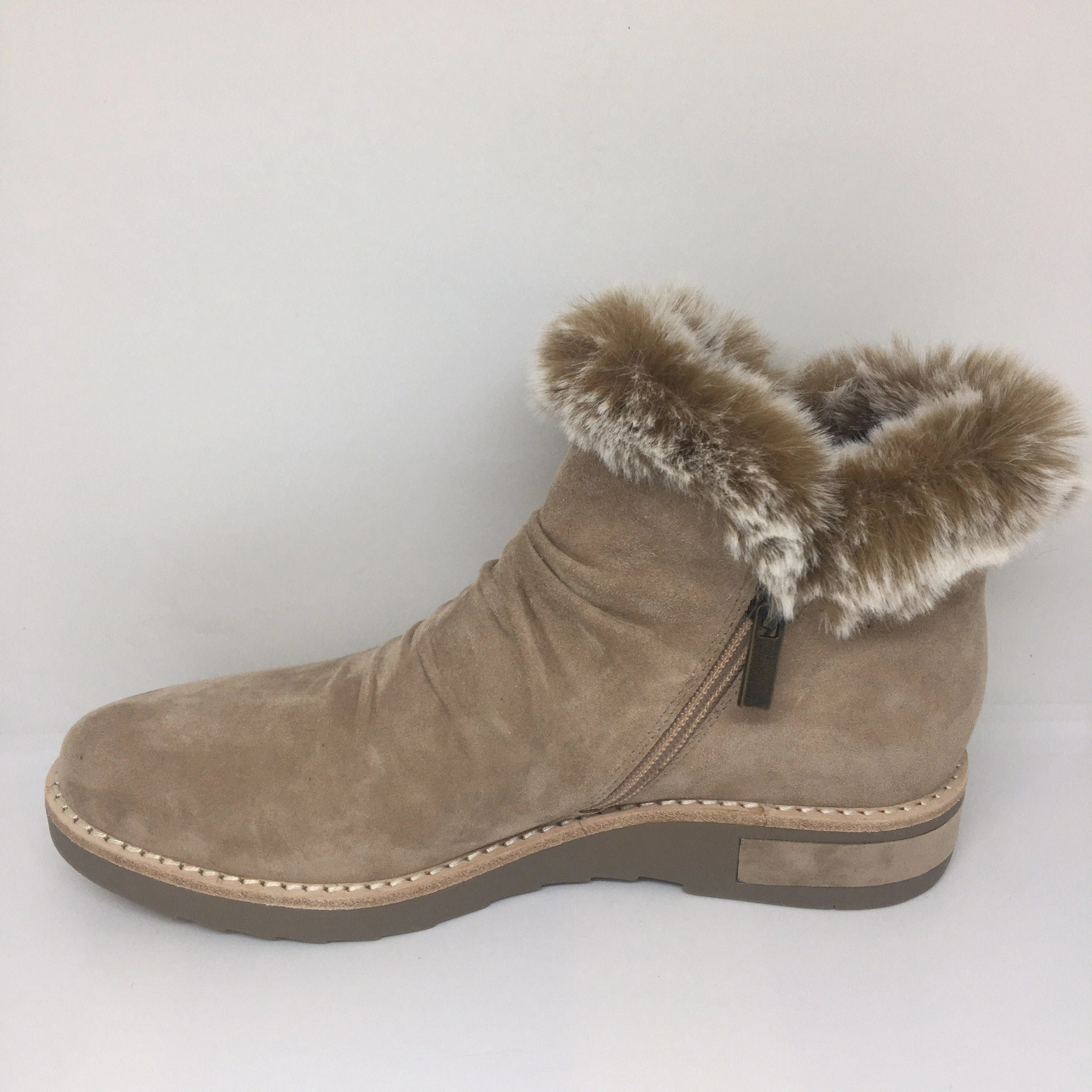 Django & Juliette Rollinz Cappuccino Suede Time And Tru Snow Boots