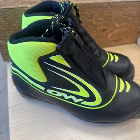 Fashionable Winter Snow Boots OW- Xalta Junior sns profil Black Cross Country Ski Boot - MSRP $160: Black / Yellow-children-3.5Y