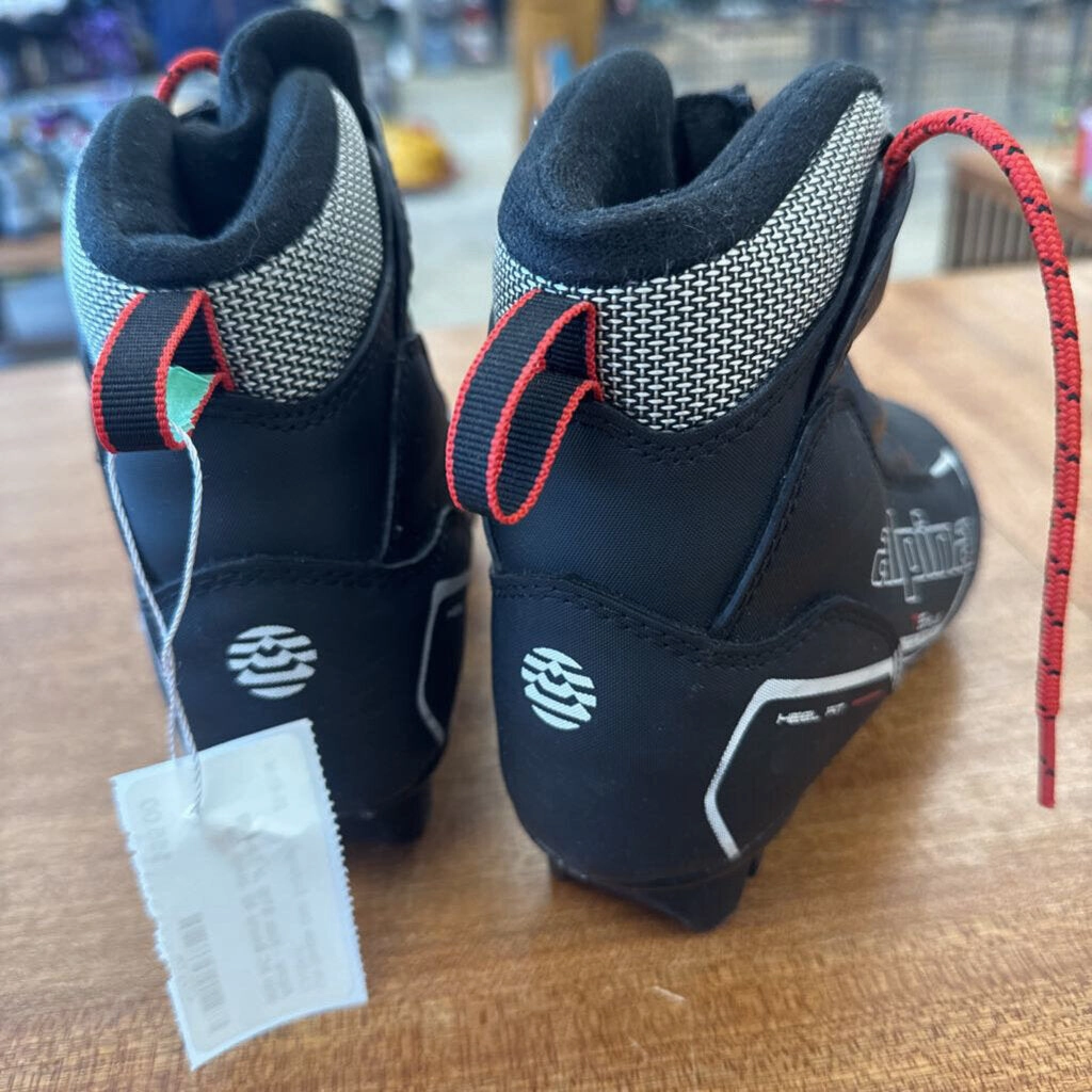 Snow Peak X New Balance Boot Alpina - Kids ST10 Jr Touring NNN XC Boots: 30 -children-black red