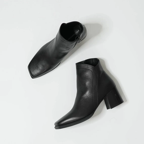 FW23 737033 | Oli | Yuko Imanishi  Ankle Boots With Side Slits