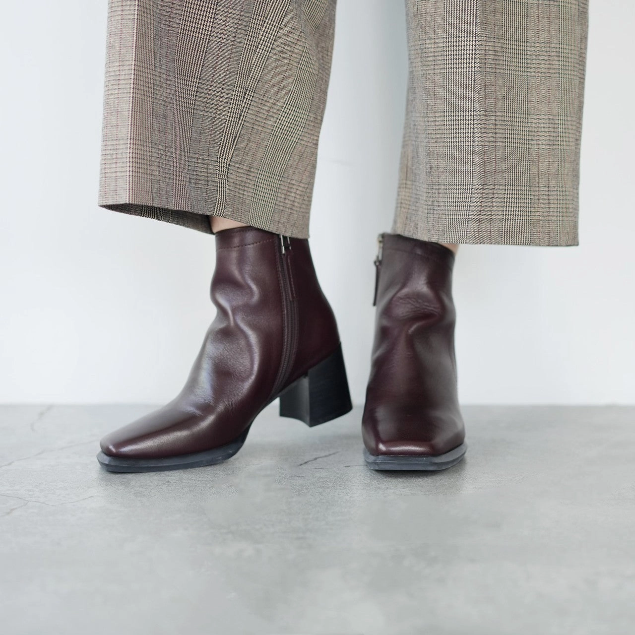 FW23 737033 | Oli | Yuko Imanishi  Low Square Toe Leather Ankle Boots